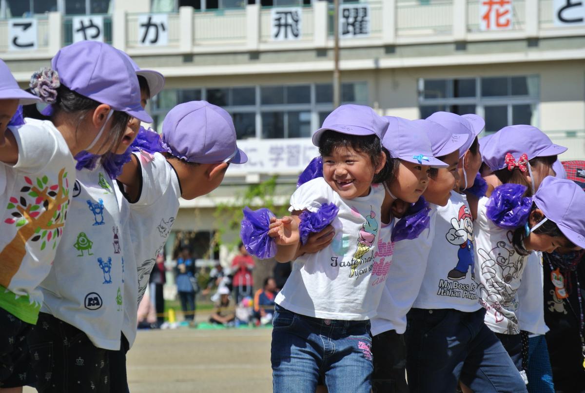 隣同士方を組み、楽しそうに笑う園児たち