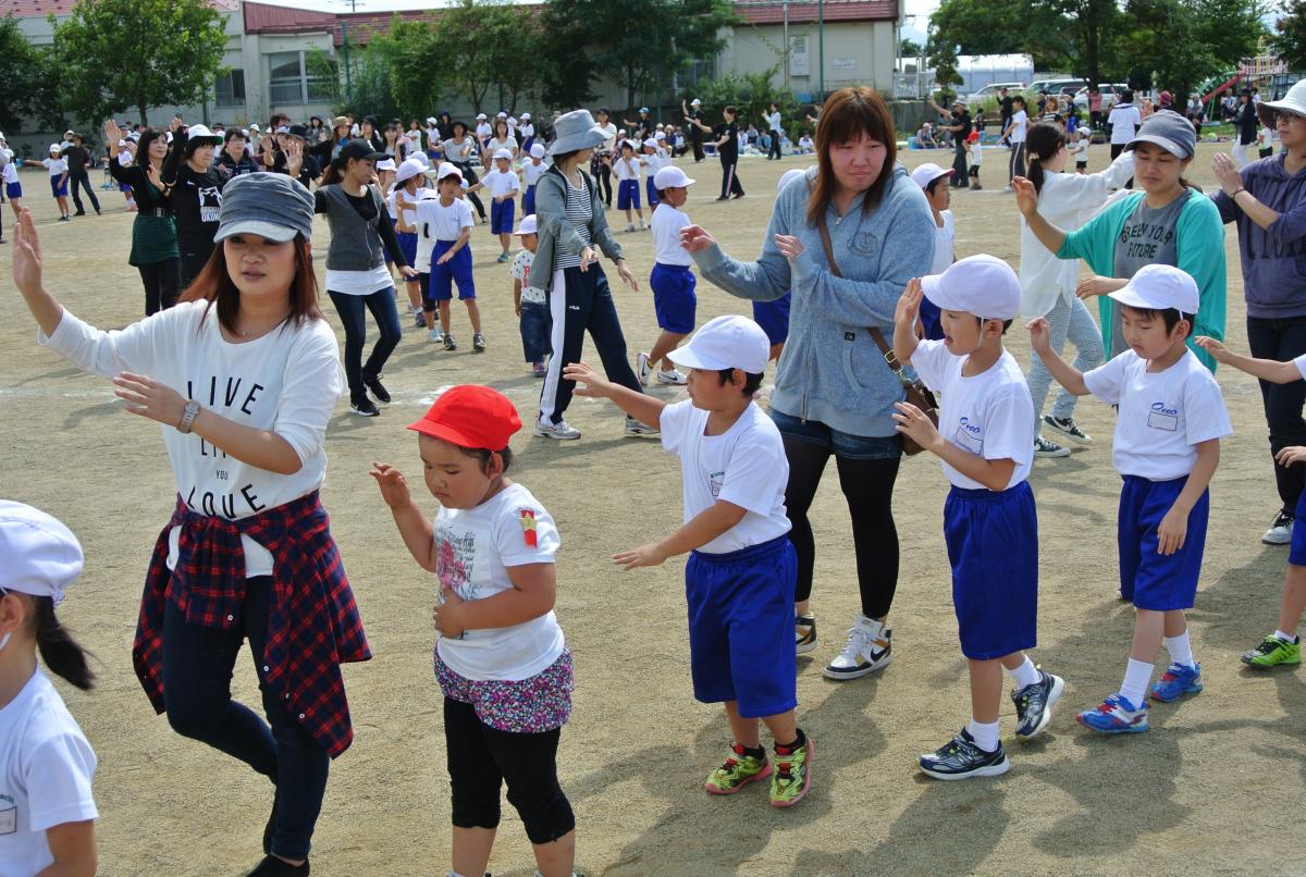 子どもたち、教職員、来賓、会津若松の方など会場一体となって踊った盆踊り