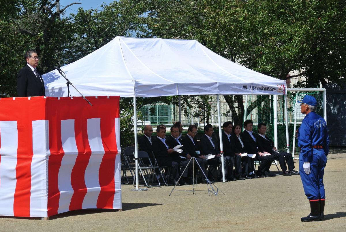 団員に向けてあいさつをする渡辺町長