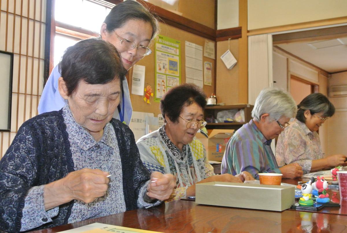 避難先で周囲と交流する機会が少なくなったと感じている方たちを対象とした「のほほんクラブ」で粘土工作を楽しむ参加者