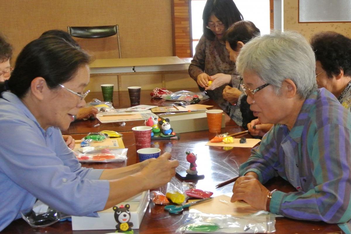 色とりどりの粘土を使い思い思いの作品を作る参加者