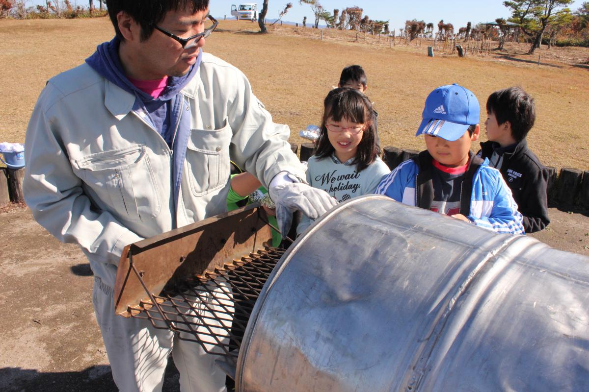 埼玉県三芳町からいただいたサツマイモをアルミホイルに包み、ドラム缶オーブンで焼きました