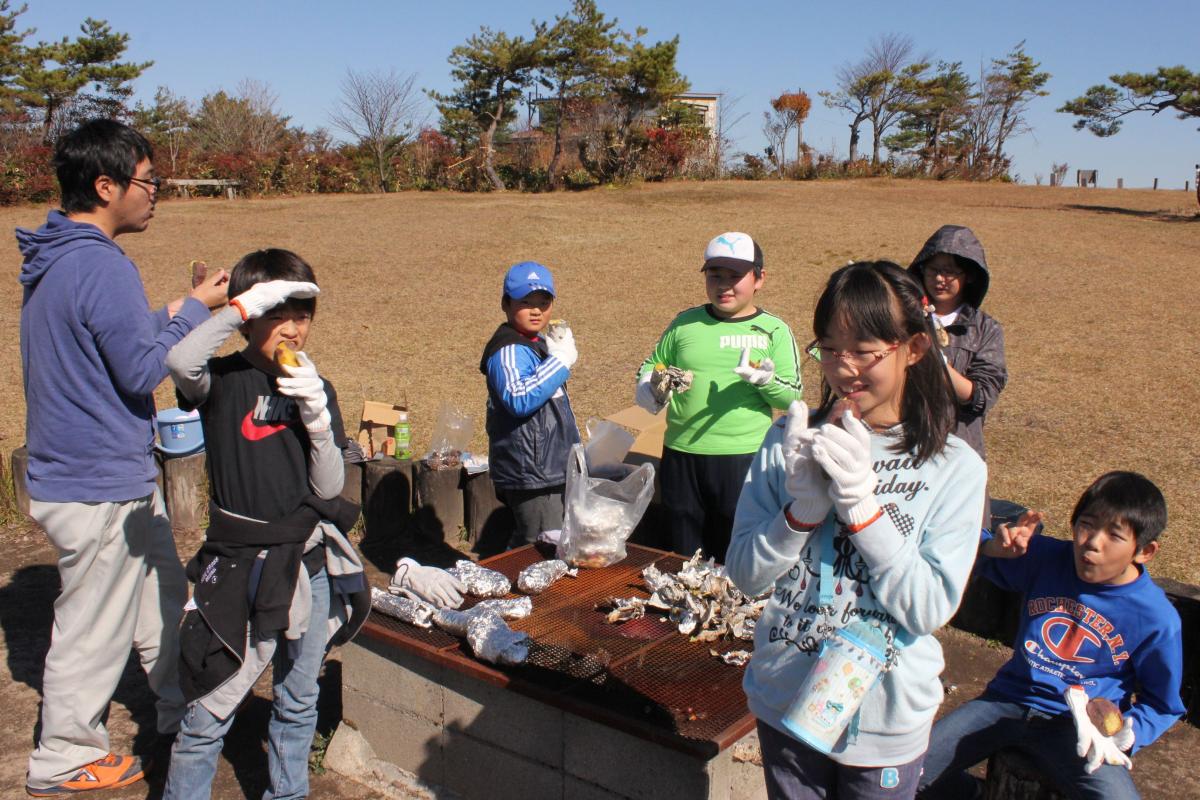 美味しそうに焼いもを頬張る子どもたち