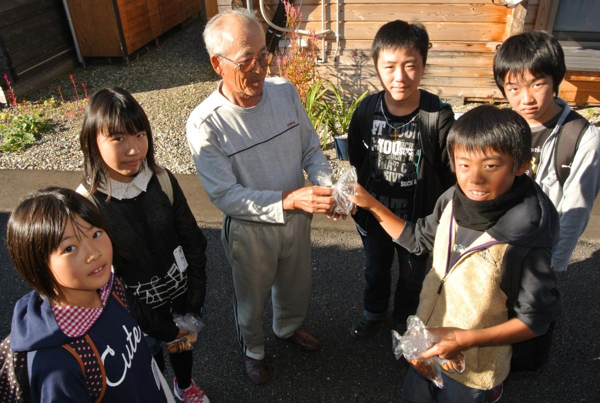 仮設住宅を1軒ずつ周り、プレゼントを配った新潟市の小学6年生