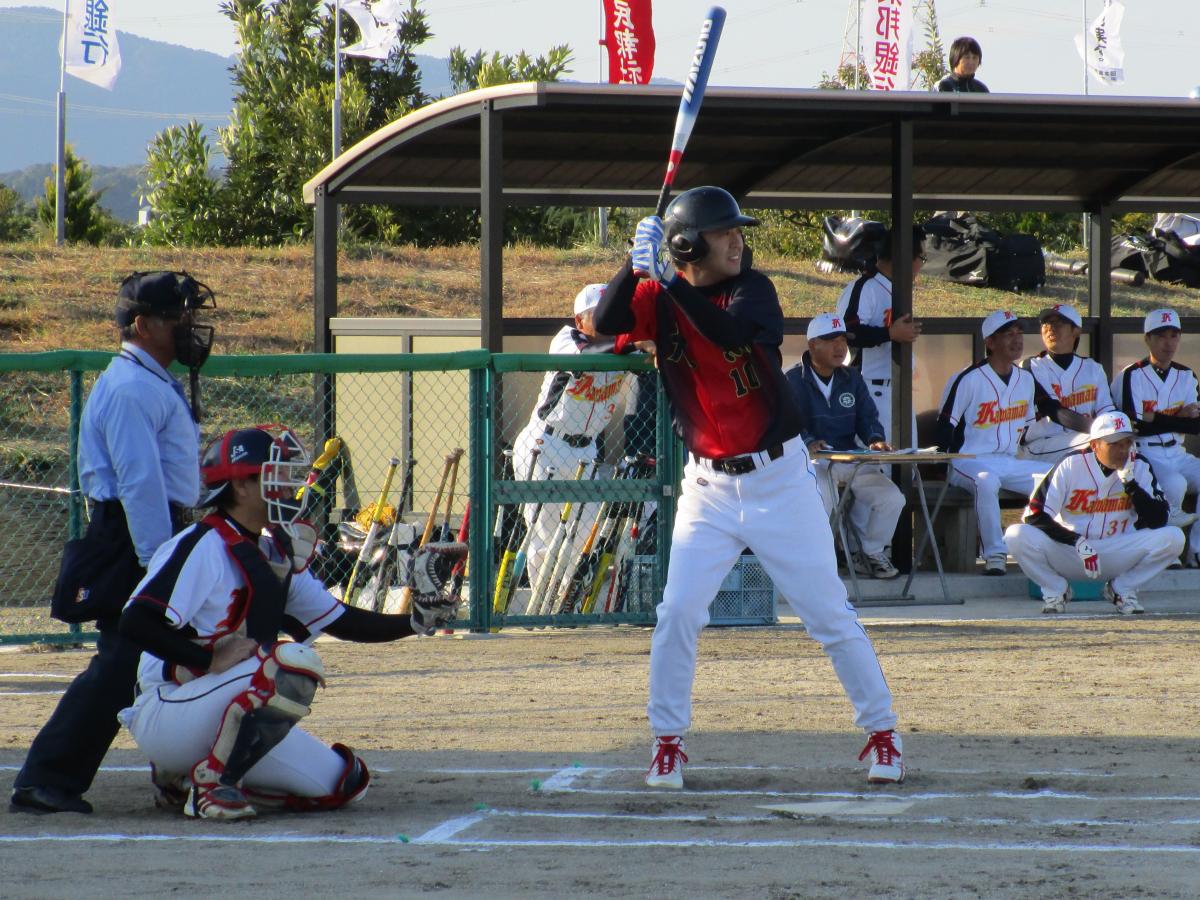 バッターボックスで狙いを定める選手