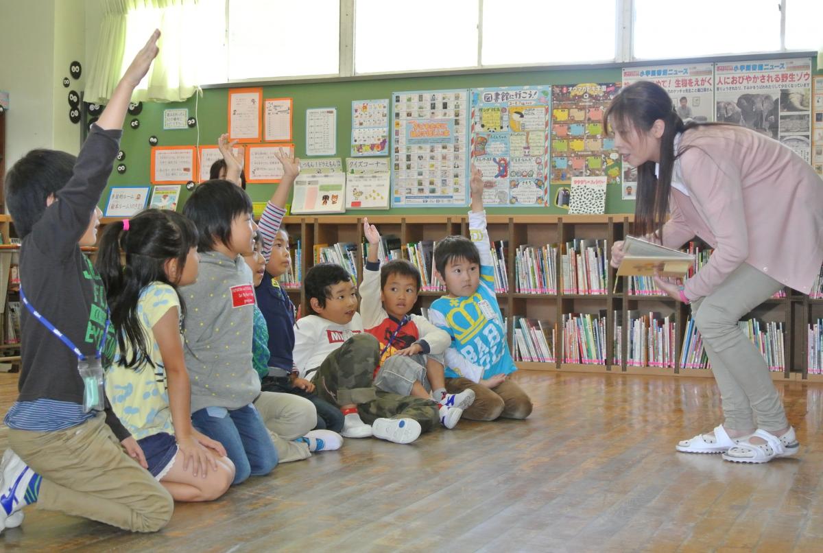 大熊町図書ボランティアの方の問いかけに元気に答える児童たち