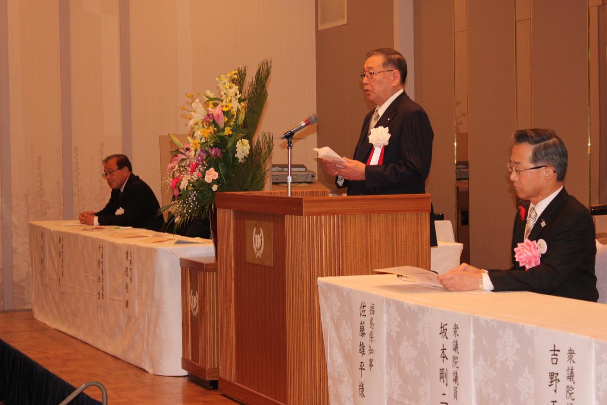 式辞を述べる渡辺町長