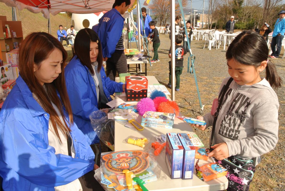 町民や子どもたちと交流する職員