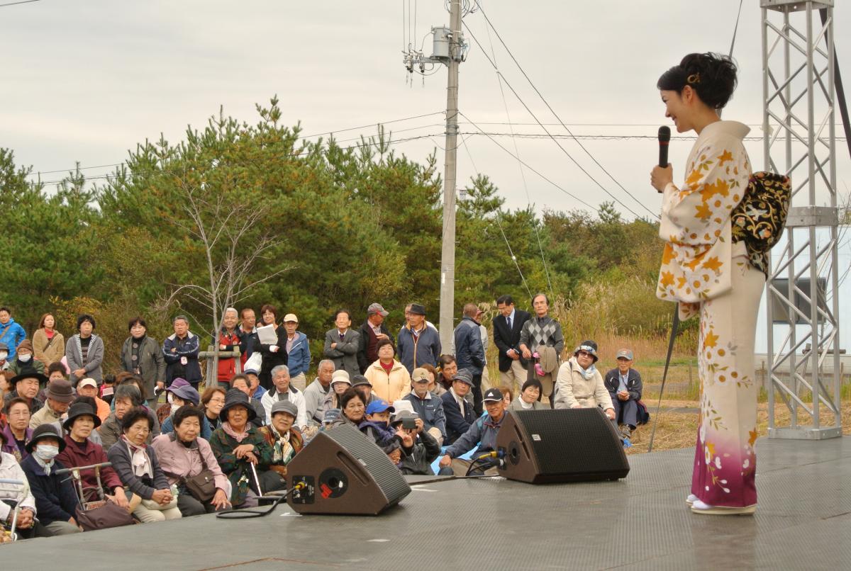 田川寿美さんによるふれあい歌謡ショー、会場は拍手に包まれました
