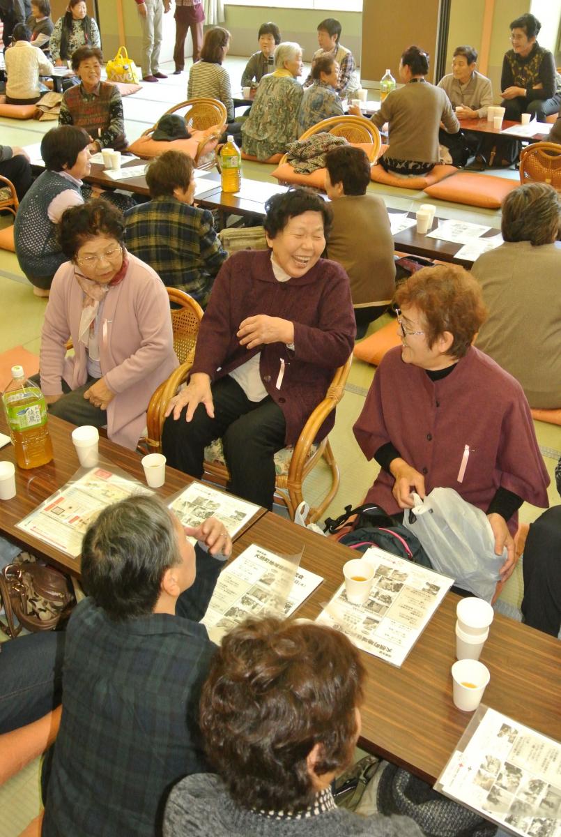 思い思いに近況報告や思い出話などをする参加者