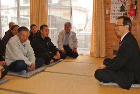 仮設住宅で町民の話に耳を傾ける内堀知事