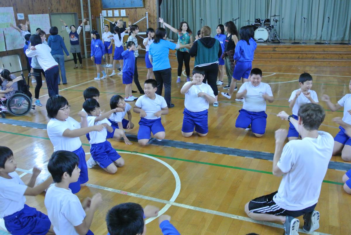 児童に創作ダンスや歌をアドバイスするメンバー