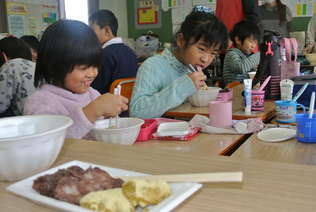 出来上がったもちはきな粉やあんこ、お雑煮にして給食の時間に食べました