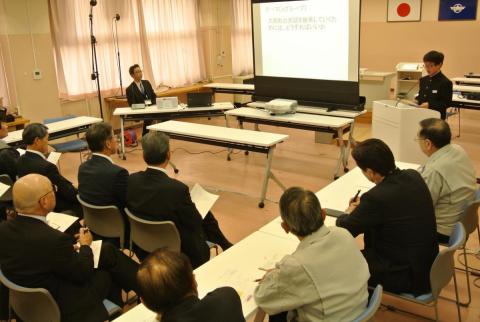 町民や、町議、町職員らが耳を傾ける中、意見を発表する生徒