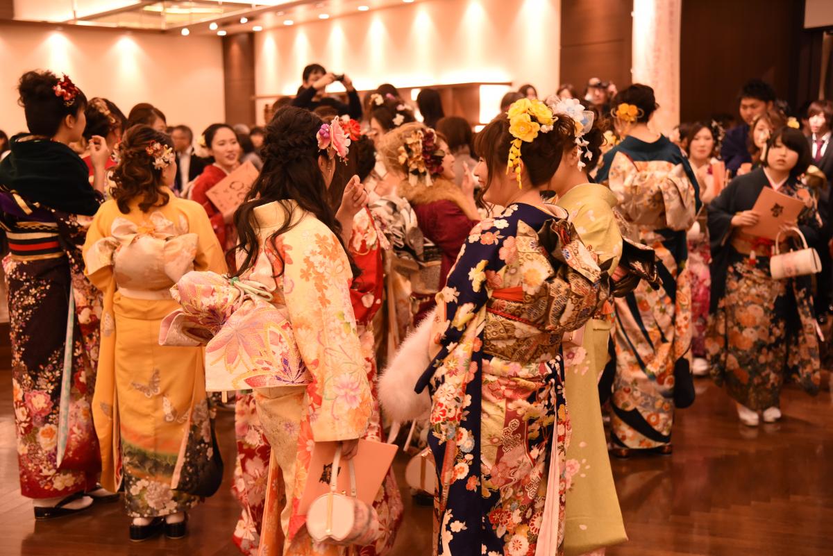 色とりどりの鮮やかな振袖姿の新成人