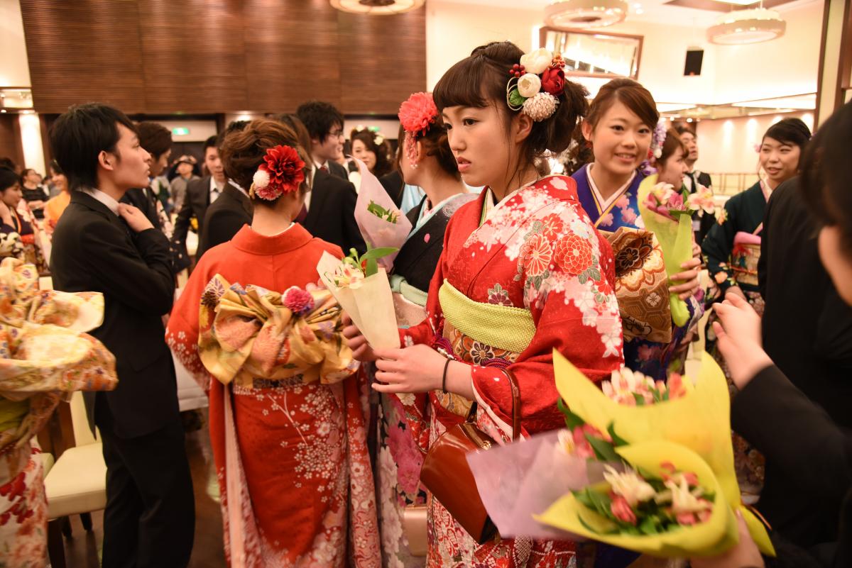 新成人が手に持っている花束は、長野県飯島町の伊那谷花卉生産者若手会がが被災地の新成人に花束を届ける活動でいただいたものです