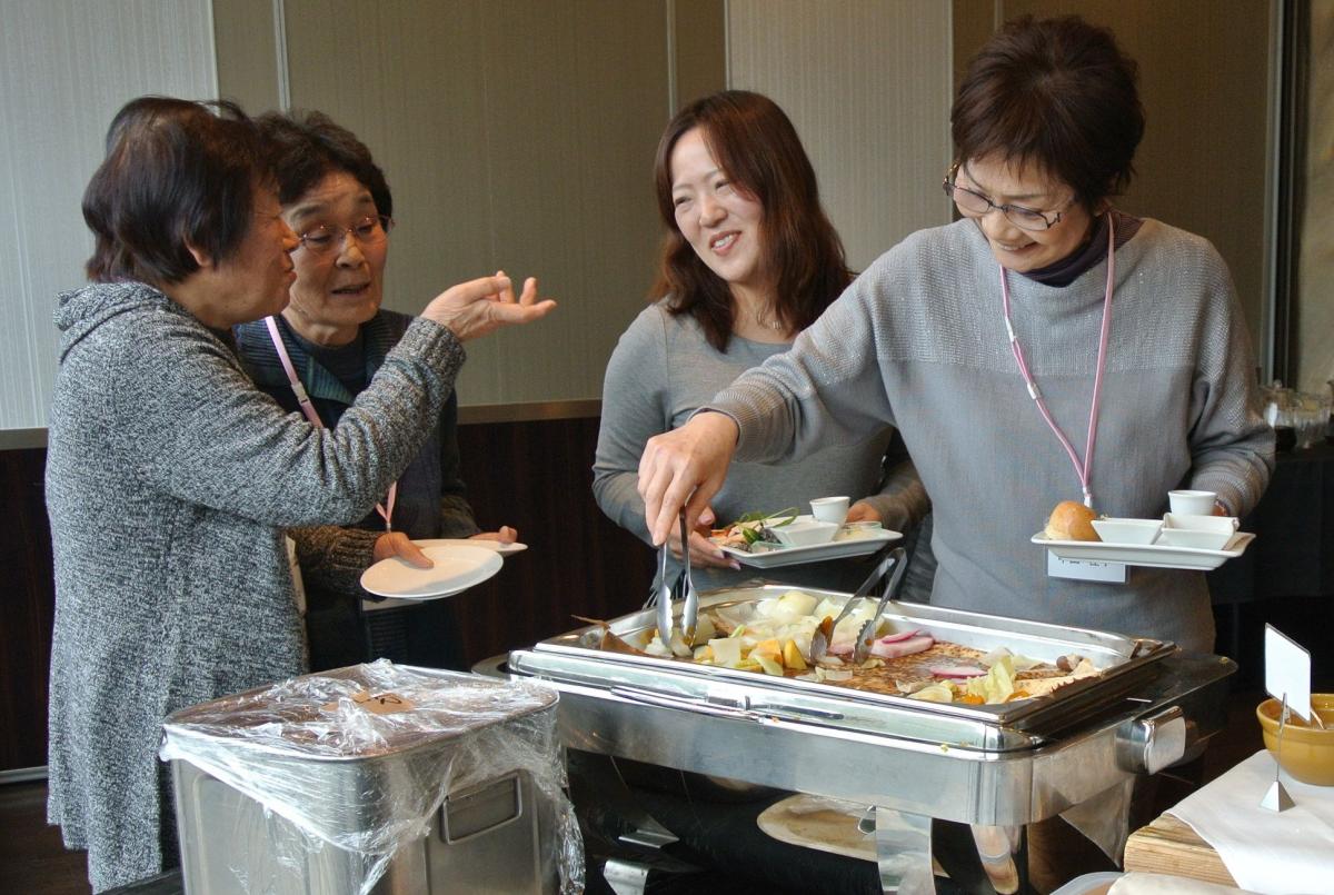 懐かしい話に花が咲き楽しく歓談する参加者