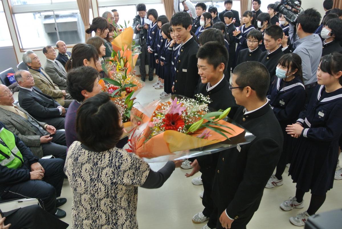 支えてくれた方々に感謝の気持ちを込めて花束を贈る生徒