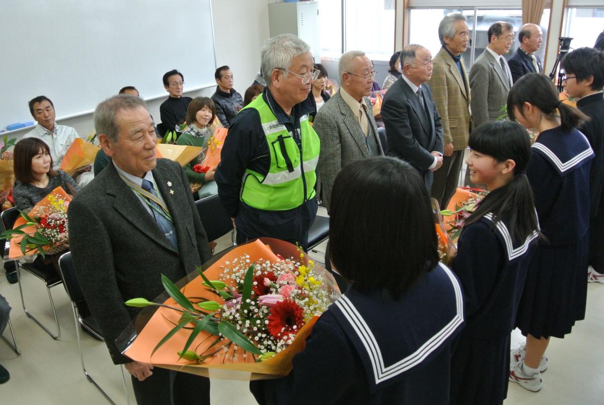 支えてくれた方々に感謝の気持ちを込めて花束を贈る生徒（2）