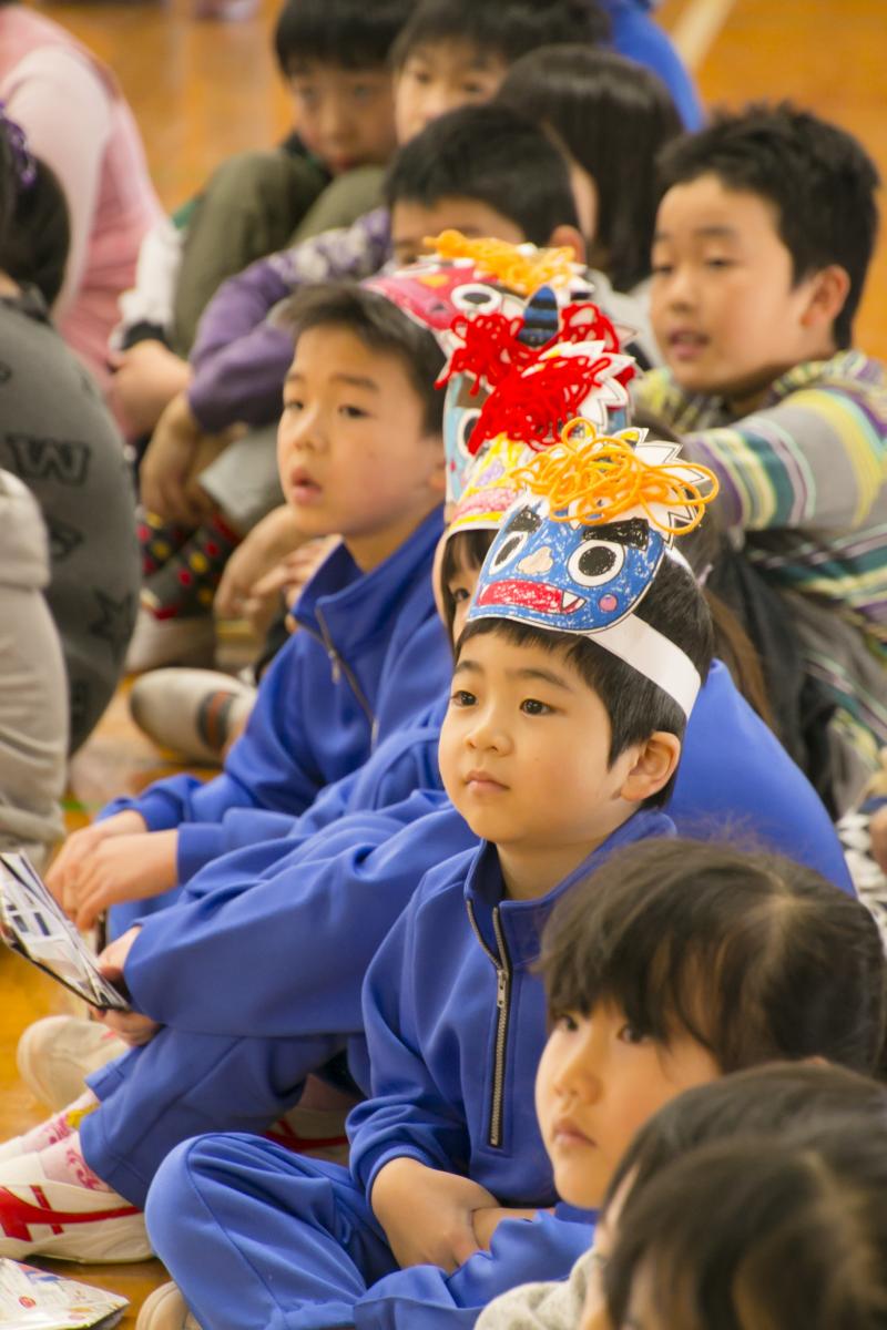 運営委員会が説明する「節分とはなにか。」をしっかり聞く子どもたち