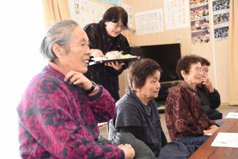 会津若松市一箕町長原地区仮設住宅で震災以降、毎月続いている地元住民と町民の交流会「にこにこお楽しみ会」で笑い合う参加者