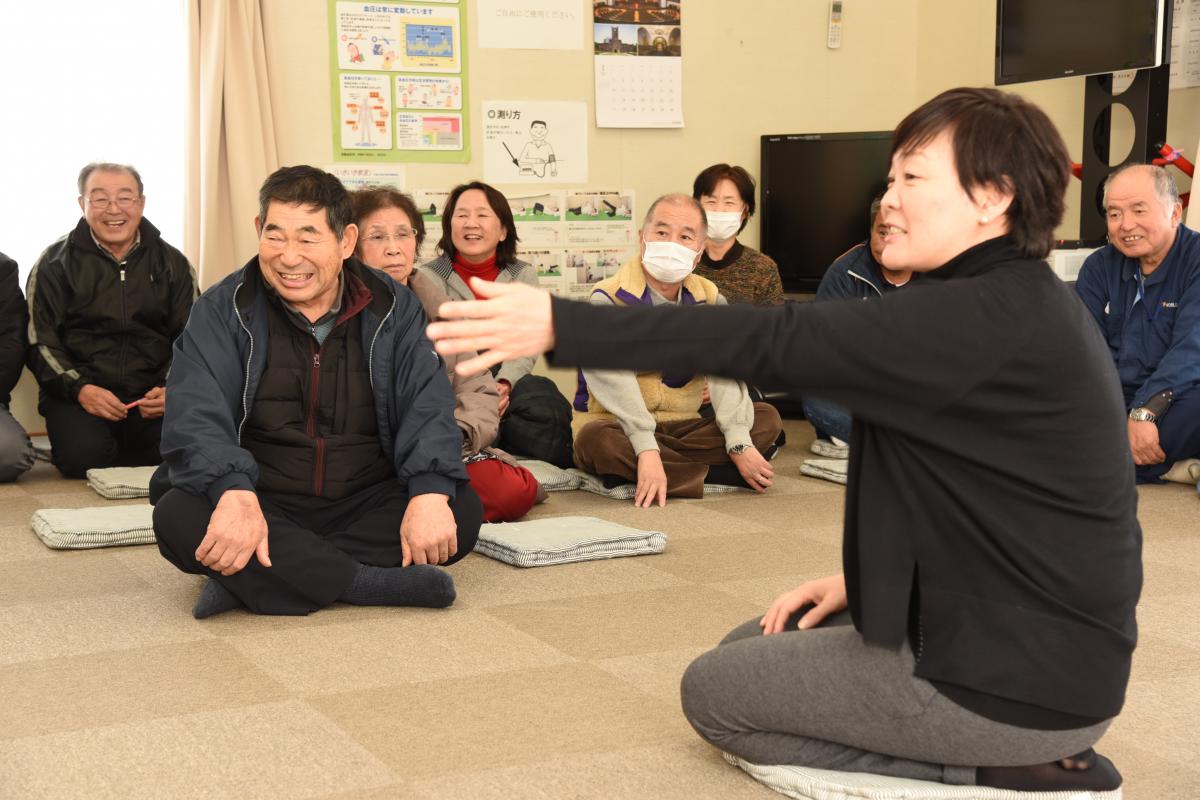 会津若松市の扇町一号公園仮設住宅を訪れ、住民と意見交換する安倍昭恵さん