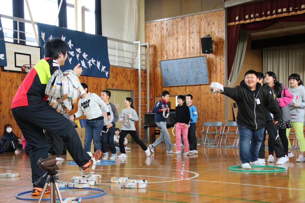 わなげ対決。全校児童が一つになって卒業生への感謝の 気持ちを込めた心温まる送る会になりました