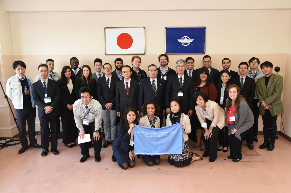日本の社会や文化を体験するジャパントリップの一環で町役場を訪れたUCLA公共政策大学院の学生と役場職員