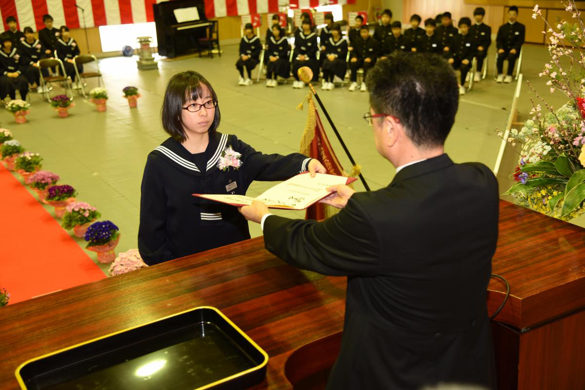 小野田校長から卒業証書を授与される卒業生