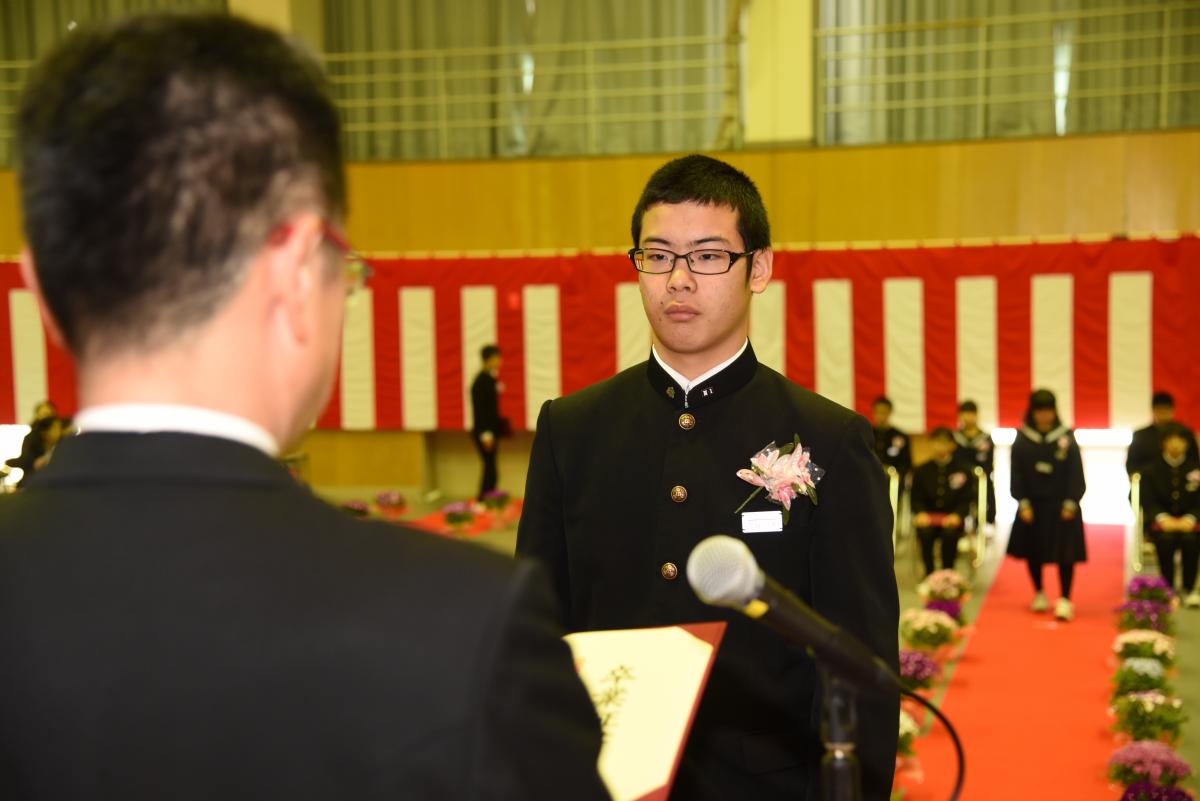 小野田校長から卒業証書を授与される卒業生（3）