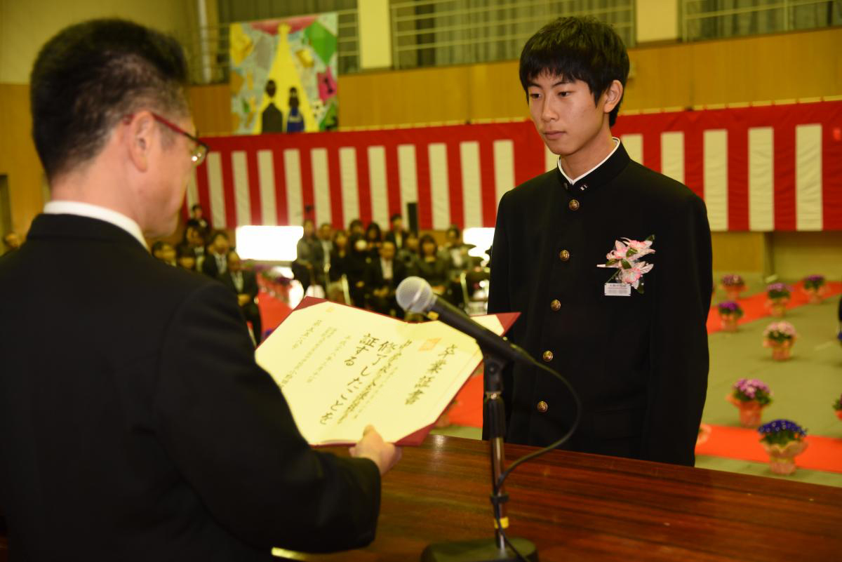 小野田校長から卒業証書を授与される卒業生（4）