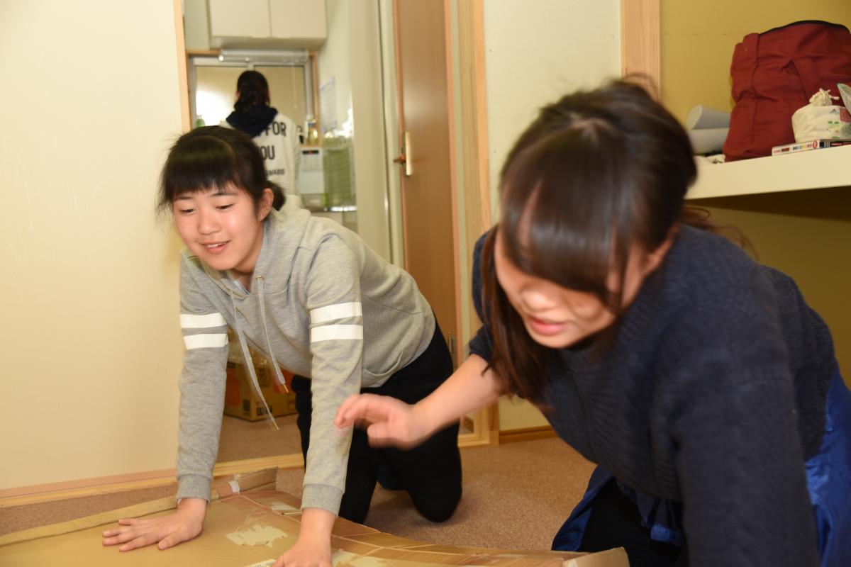 最終日、自分たちが寝泊まりした仮設住宅を掃除する中学生