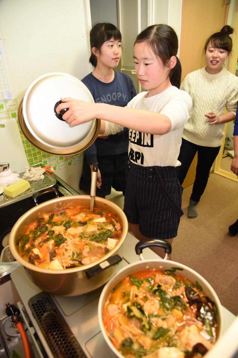 アイデアあふれるオリジナル鍋を作る中学生