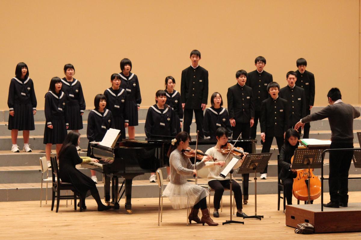 大熊中生は「夢の世界を」「流れゆく雲を見つめて」など4曲を歌った大熊中生