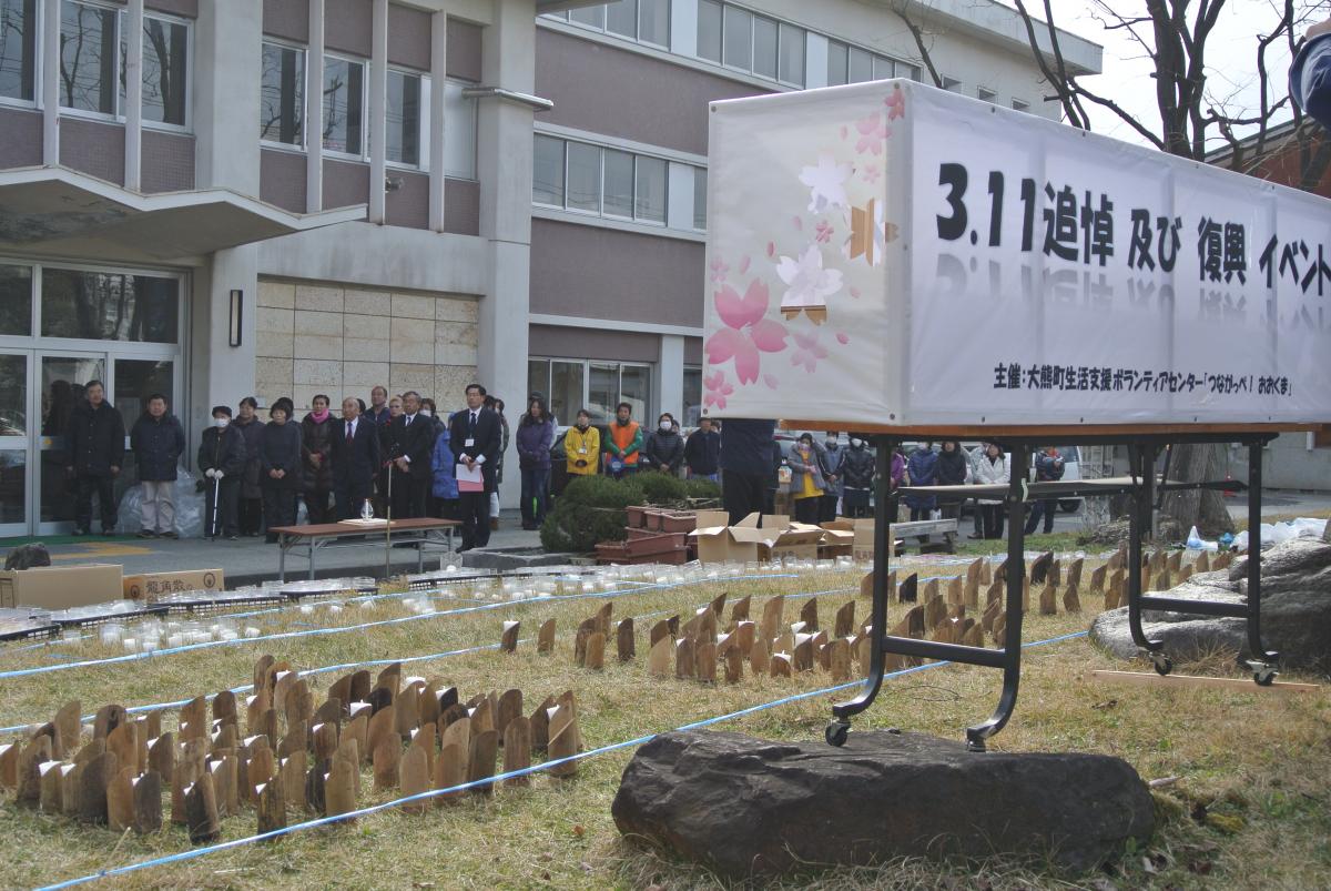 黙とうを捧げる参加者