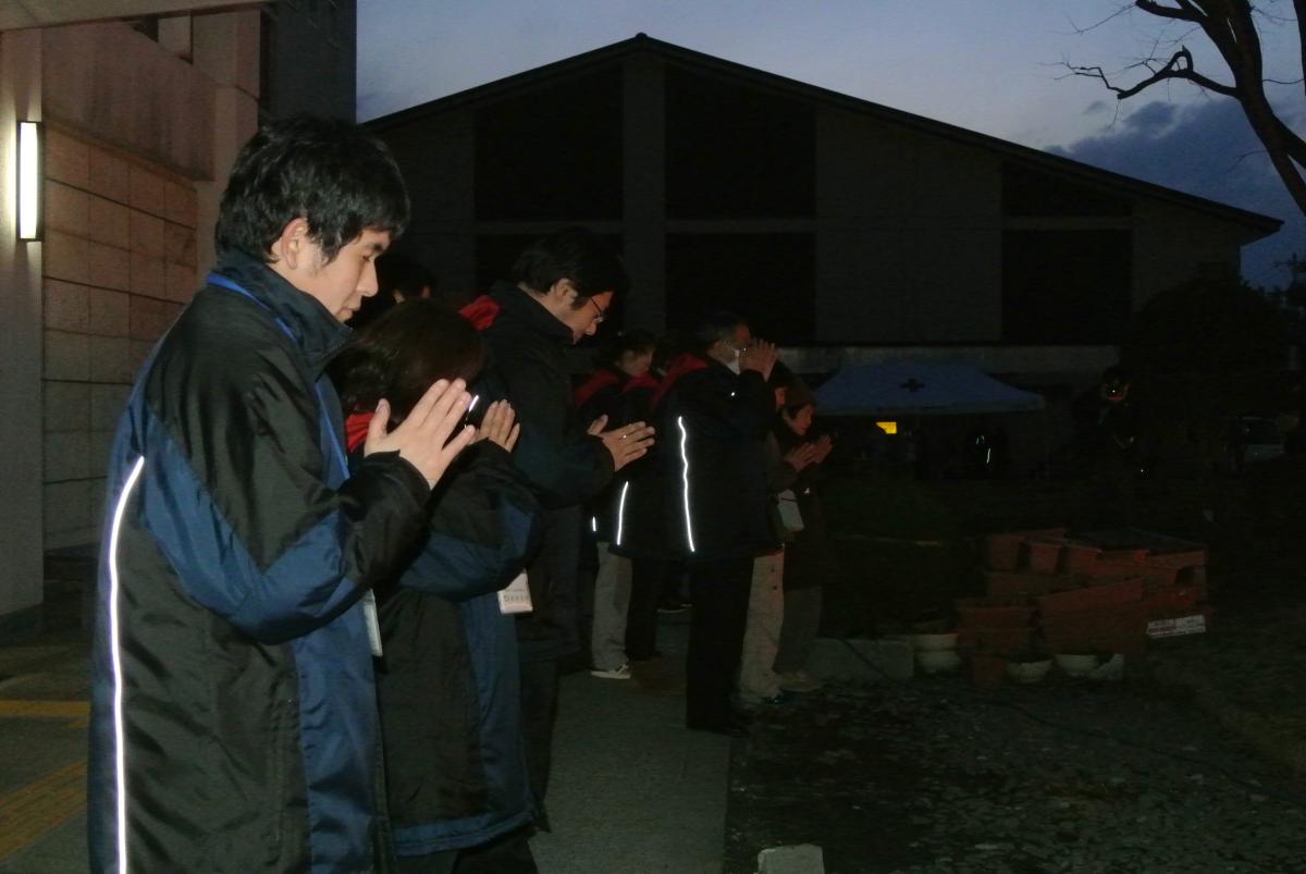 祈りを捧げる参加者