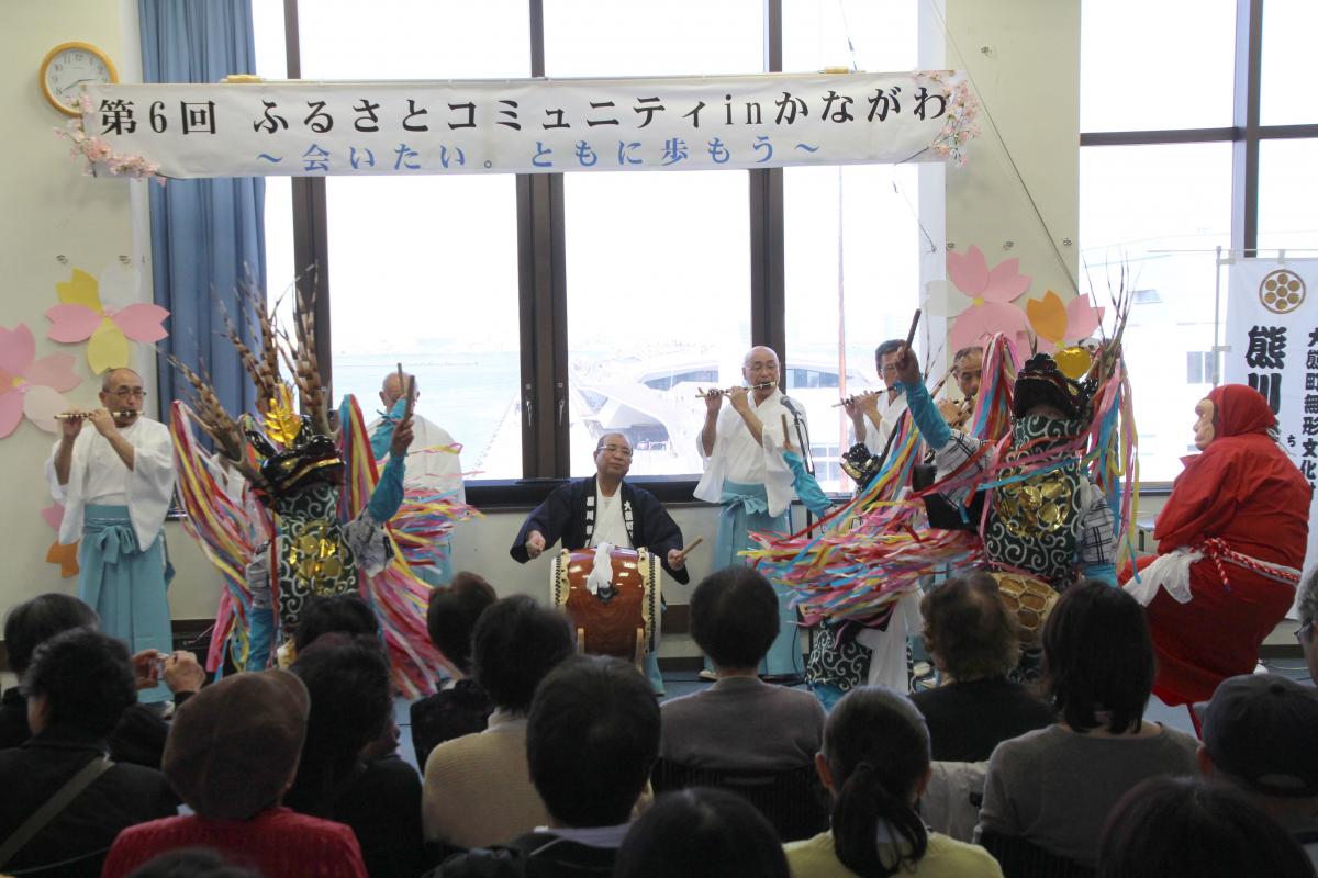 横浜市の波止場会館で披露された熊川稚児鹿舞