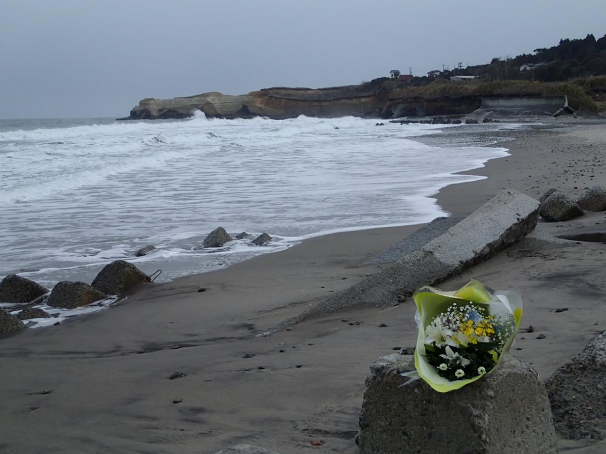 浜辺に捧げられた花束