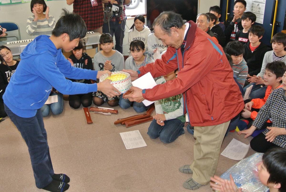 記念品を受け取る仮設住宅の住民