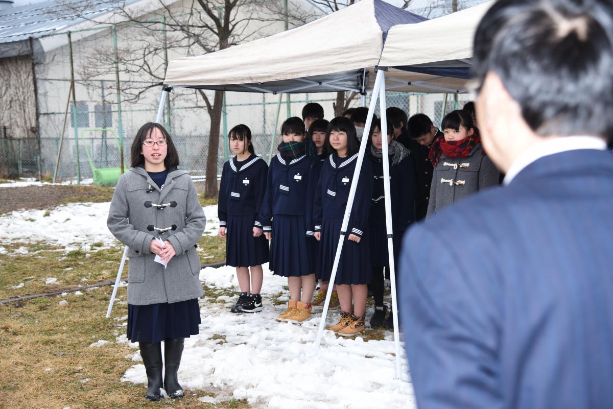 「ここで学び育った証ができました。会津大に感謝します。」とお礼を述べた生徒の代表