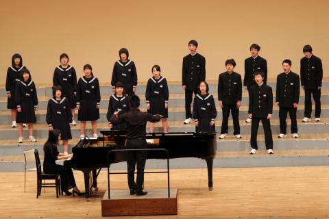 東日本大震災の復興祈念コーラスコンサート「ハーモニー・フォー・ジャパン2015」で歌声を披露する大熊中特設合唱部の15人