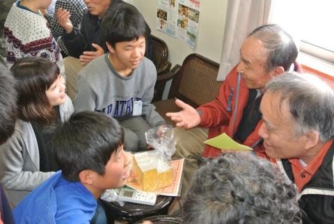 会津若松市の児童と交流する仮設住宅の住民