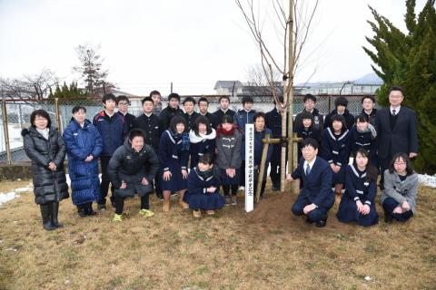 大熊中が仮設校舎を置く会津大短期大学部の敷地に桜の苗木を植樹した卒業生ら
