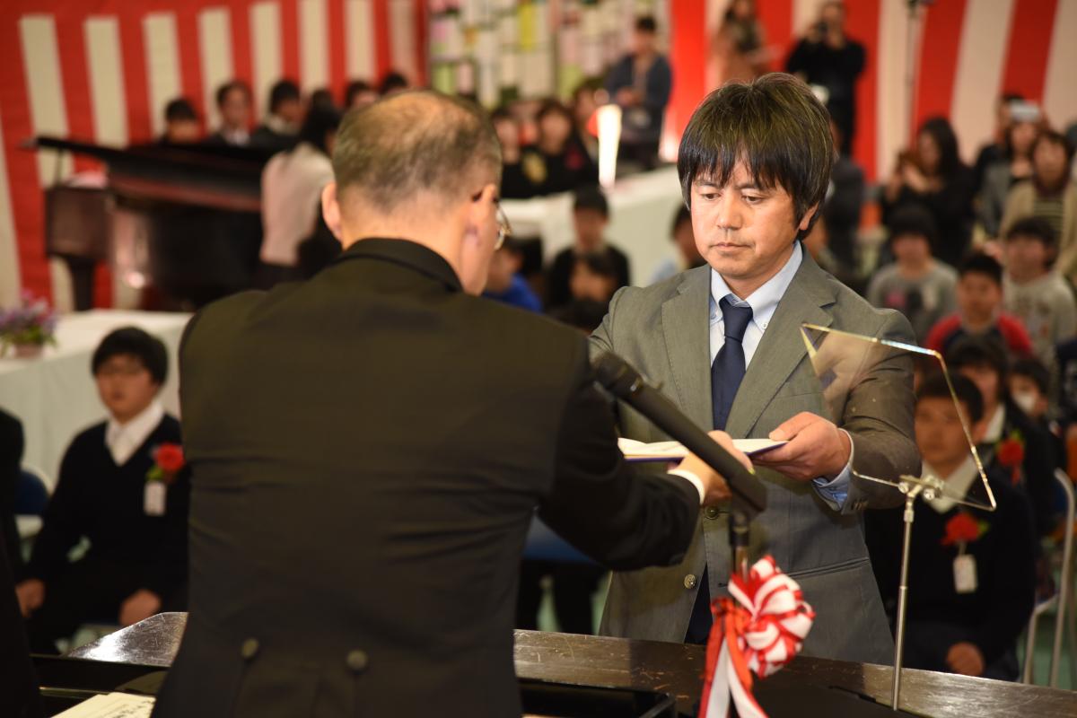 熊町小1年時に津波で行方不明になった汐凪さんが卒業を迎え、お父さんへ卒業証書が贈られました