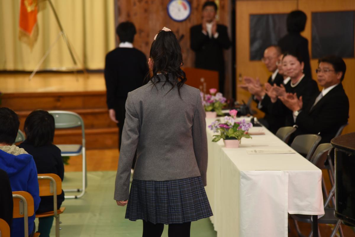 退場する卒業生の後ろ姿