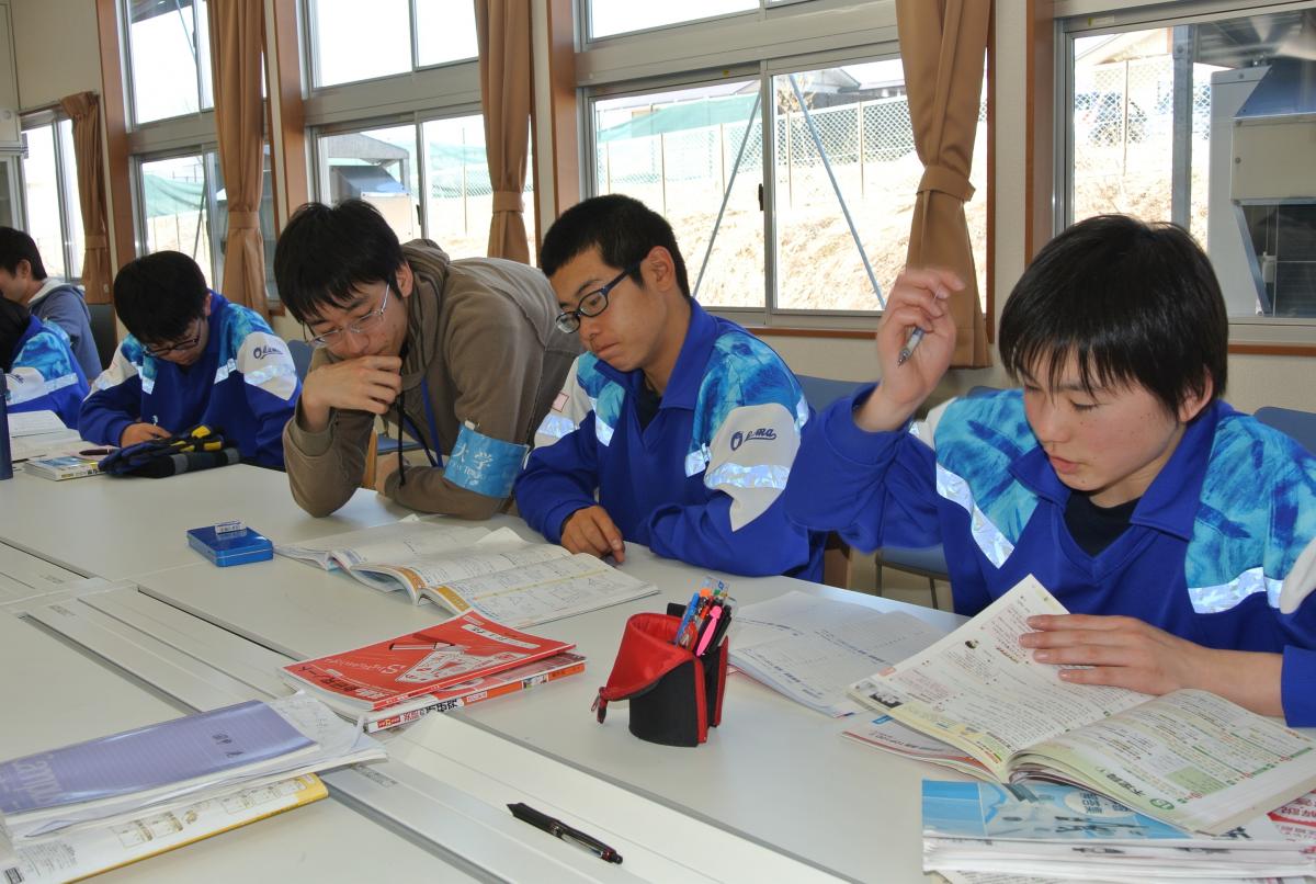 真剣な表情で学習に取り組む中学生
