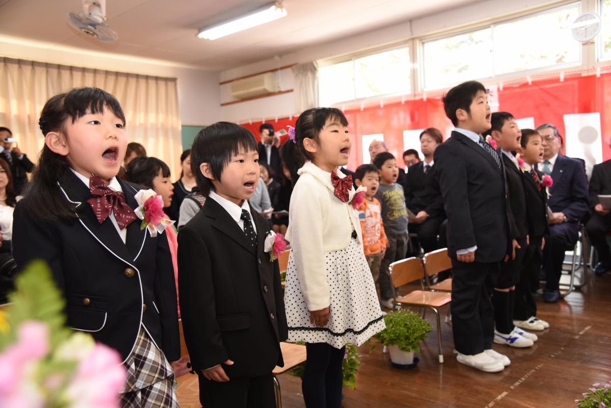 大きな声でお別れの歌を歌う卒園児