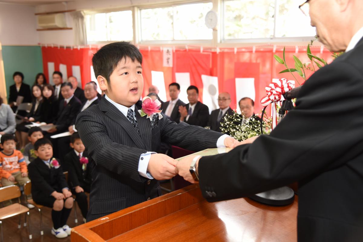 「ありがとうございます」としっかりお礼を言い、終了証書を受け取る卒園児
