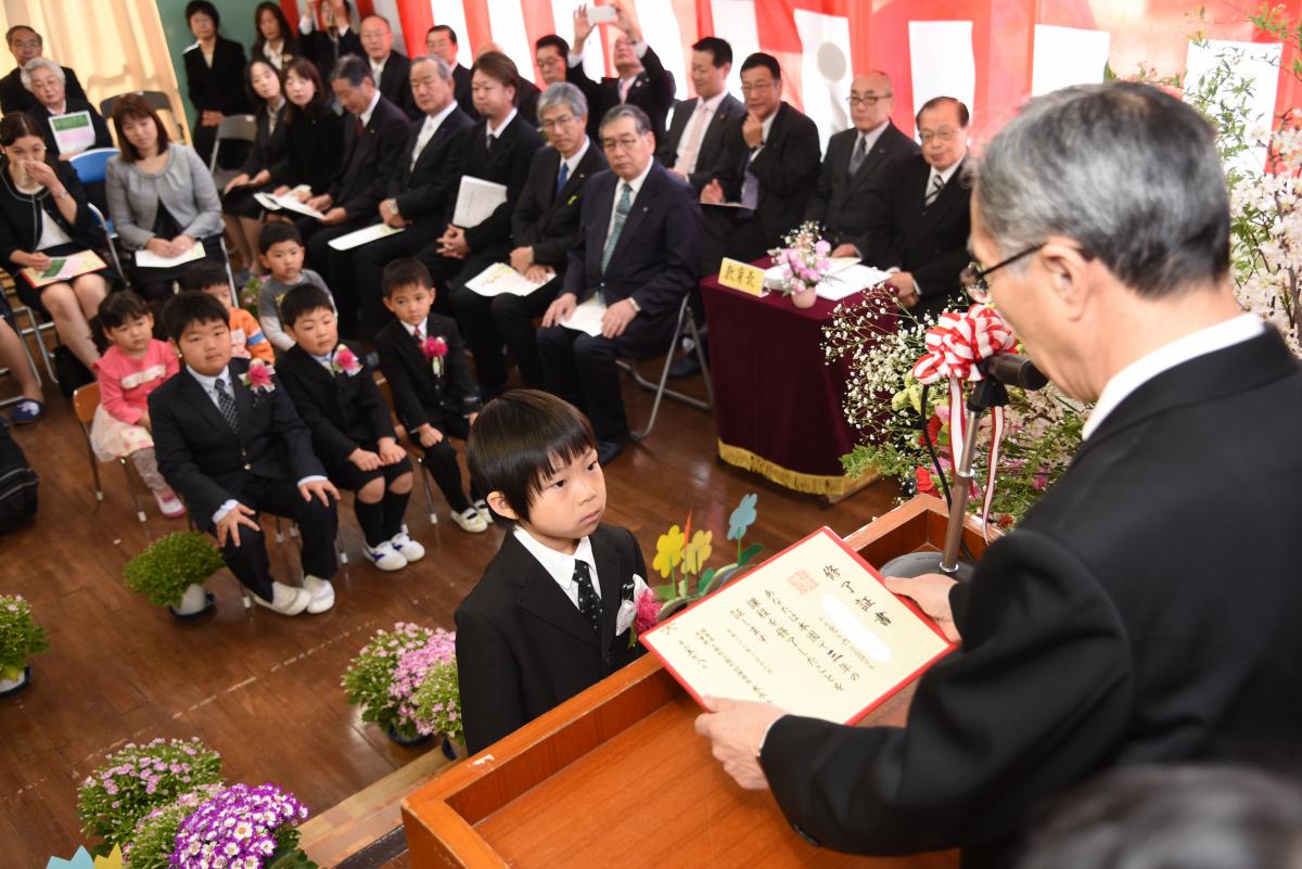 幼稚園生活を振り返り終了証書を受け取る園児（2）