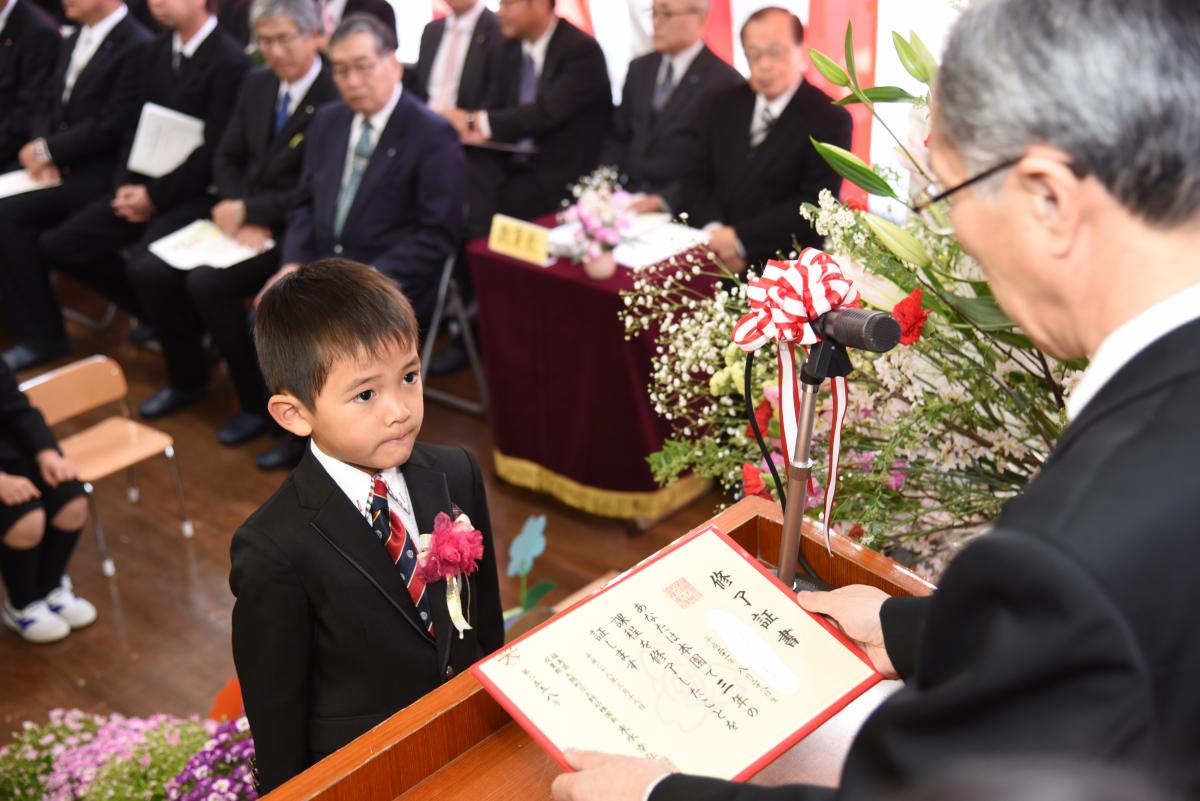 幼稚園生活を振り返り終了証書を受け取る園児（3）